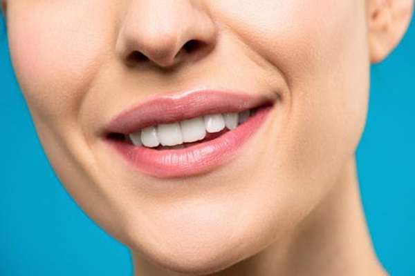 Белоснежная улыбка: мифы и правда об отбеливании зубов